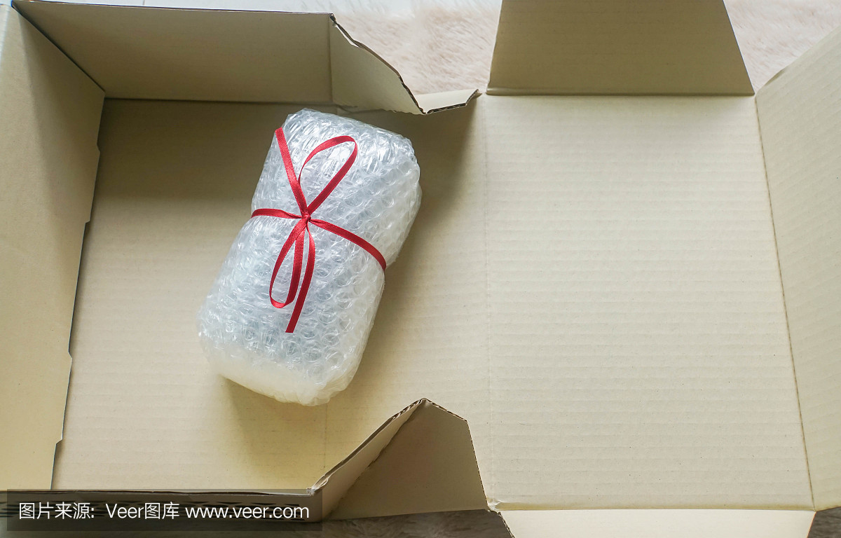 货物用泡沫纸和红丝带包裹,装入纸箱包装
